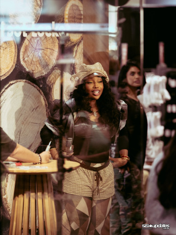 Capa do álbum 21.10 – VANSZA acontece na Foot Locker do Freehold Raceway Mall, em Nova Jersey.