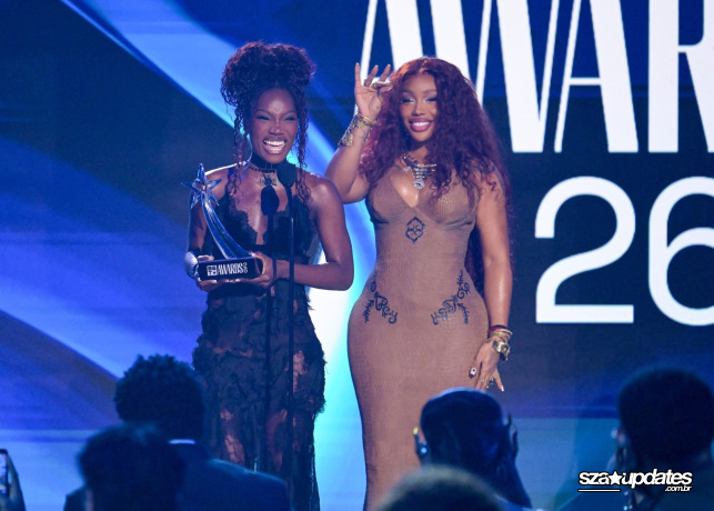 28.06 - SZA e Doechii recebem no palco o BET Her Award por “Girl, Get Up”.