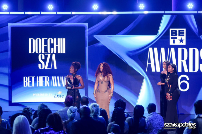 28.06 - SZA e Doechii recebem no palco o BET Her Award por “Girl, Get Up”.