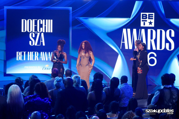 28.06 - SZA e Doechii recebem no palco o BET Her Award por “Girl, Get Up”.