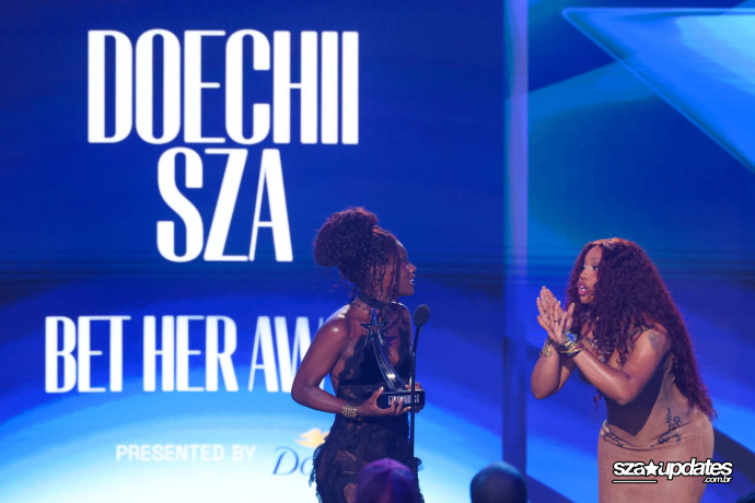 28.06 - SZA e Doechii recebem no palco o BET Her Award por “Girl, Get Up”.