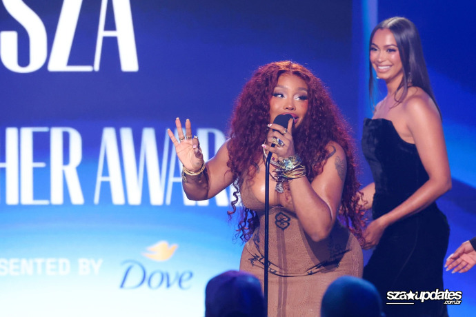 28.06 - SZA e Doechii recebem no palco o BET Her Award por “Girl, Get Up”.
