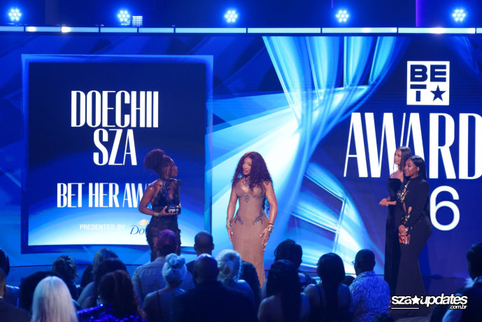 28.06 - SZA e Doechii recebem no palco o BET Her Award por “Girl, Get Up”.