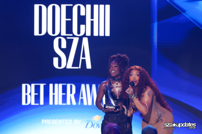 28.06 - SZA e Doechii recebem no palco o BET Her Award por “Girl, Get Up”.