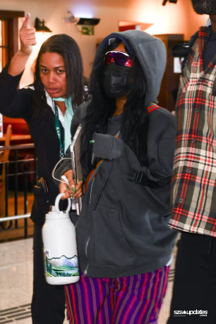 24.03 - No aeroporto após seu show no Lollapalooza