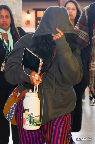 24.03 - No aeroporto após seu show no Lollapalooza