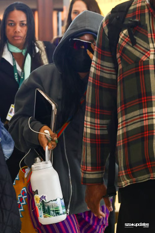 24.03 - No aeroporto após seu show no Lollapalooza