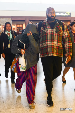 24.03 - No aeroporto após seu show no Lollapalooza