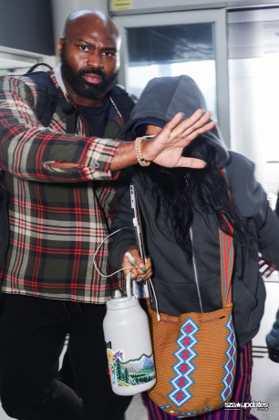 24.03 - No aeroporto após seu show no Lollapalooza