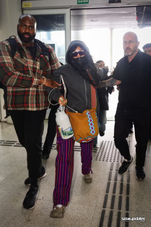 24.03 - No aeroporto após seu show no Lollapalooza