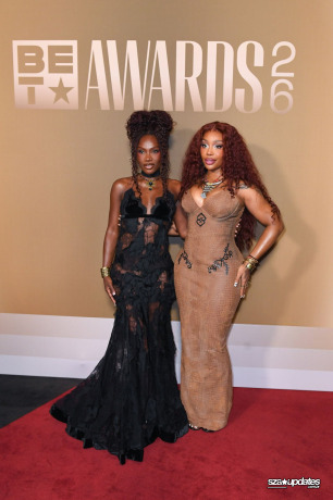 28.06 - SZA e Doechii posam na sala de imprensa do BET Awards 2026, no Peacock Theater.