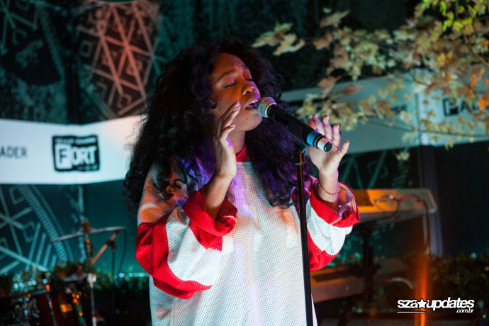 19.10 - Performando no palco durante o The FADER FORT, no Eventi Hotel, NY.