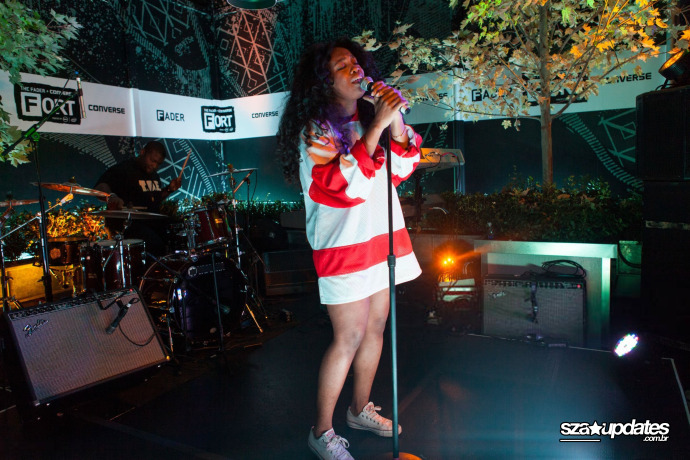 19.10 - Performando no palco durante o The FADER FORT, no Eventi Hotel, NY.