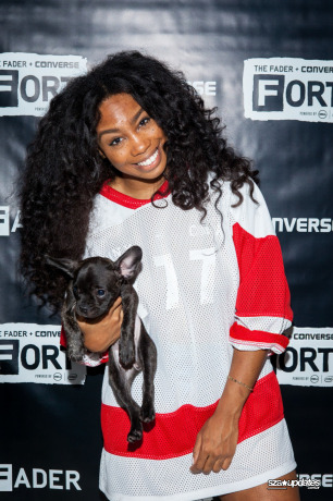 19.10 - Performando no palco durante o The FADER FORT, no Eventi Hotel, NY.