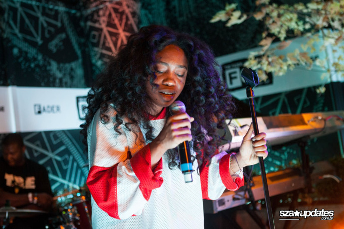 19.10 - Performando no palco durante o The FADER FORT, no Eventi Hotel, NY.