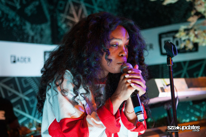 19.10 - Performando no palco durante o The FADER FORT, no Eventi Hotel, NY.
