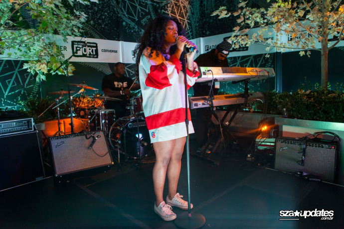 19.10 - Performando no palco durante o The FADER FORT, no Eventi Hotel, NY.