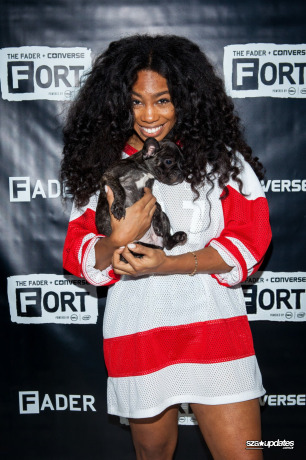 19.10 - Performando no palco durante o The FADER FORT, no Eventi Hotel, NY.