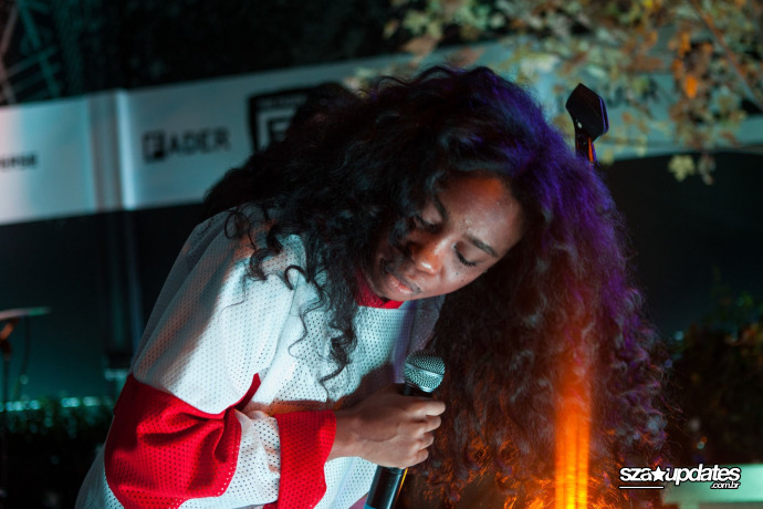19.10 - Performando no palco durante o The FADER FORT, no Eventi Hotel, NY.