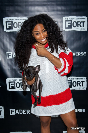 19.10 - Performando no palco durante o The FADER FORT, no Eventi Hotel, NY.
