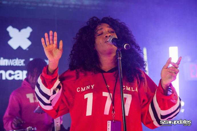 16.09 - SZA se apresenta no palco durante o The FADER: Uncapped with ScHoolboy Q.