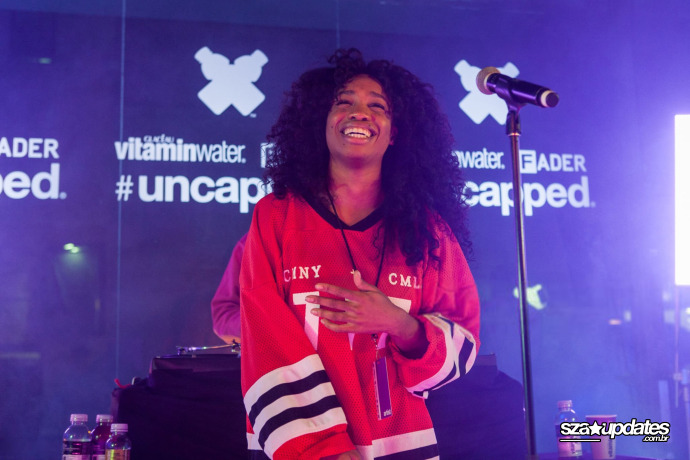 16.09 - SZA se apresenta no palco durante o The FADER: Uncapped with ScHoolboy Q.