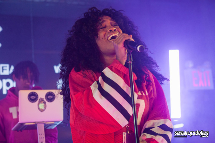 16.09 - SZA se apresenta no palco durante o The FADER: Uncapped with ScHoolboy Q.