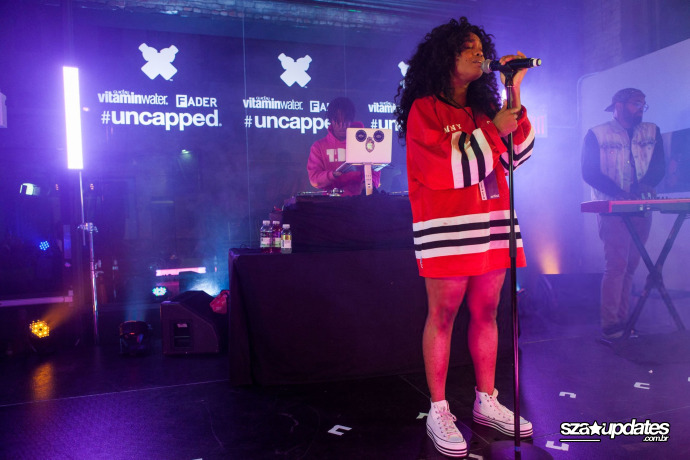 16.09 - SZA se apresenta no palco durante o The FADER: Uncapped with ScHoolboy Q.