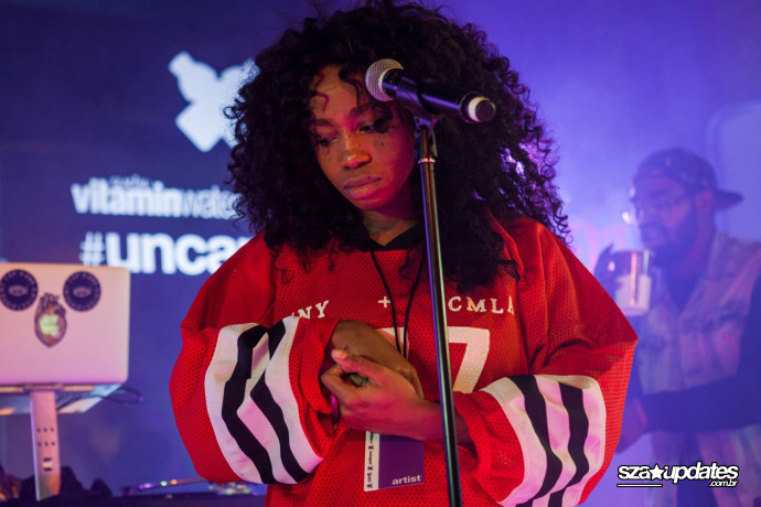 16.09 - SZA se apresenta no palco durante o The FADER: Uncapped with ScHoolboy Q.