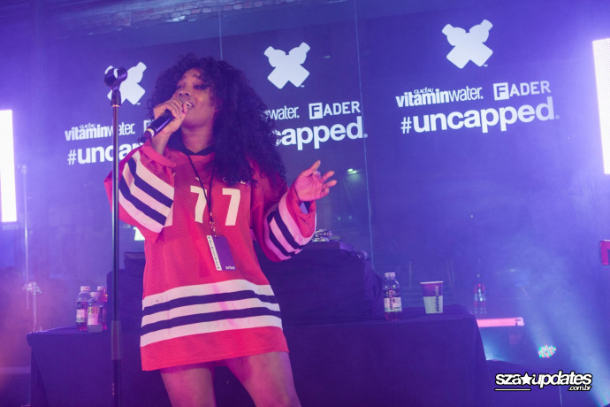 16.09 - SZA se apresenta no palco durante o The FADER: Uncapped with ScHoolboy Q.