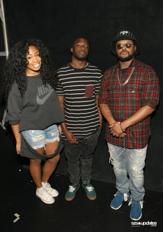 15.10 - SZA e o artista Isaiah Rashad visitam o 106 &amp; Park, no estúdio do programa.
