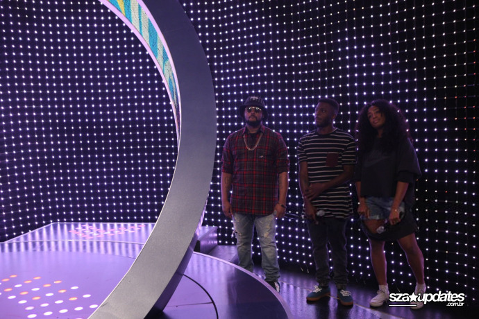 15.10 - SZA e o artista Isaiah Rashad visitam o 106 &amp; Park, no estúdio do programa.