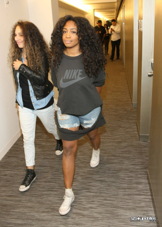 15.10 - SZA e o artista Isaiah Rashad visitam o 106 &amp; Park, no estúdio do programa.