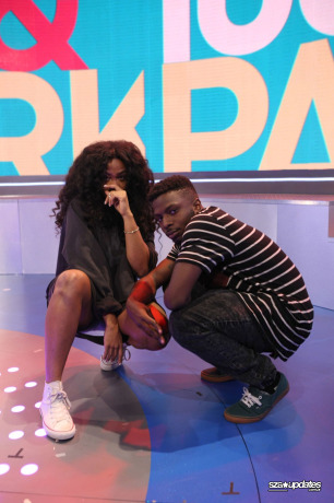 15.10 - SZA e o artista Isaiah Rashad visitam o 106 &amp; Park, no estúdio do programa.