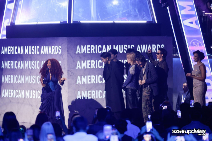 25.05 - SZA recebendo o prêmio de Melhor Artista Feminina de R&amp;B na 52ª edição do AMAs.