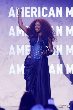 25.05 - SZA recebendo o prêmio de Melhor Artista Feminina de R&amp;B na 52ª edição do AMAs.