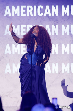 25.05 - SZA recebendo o prêmio de Melhor Artista Feminina de R&B na 52ª edição do AMAs.