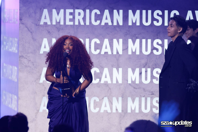 25.05 - SZA recebendo o prêmio de Melhor Artista Feminina de R&amp;B na 52ª edição do AMAs.