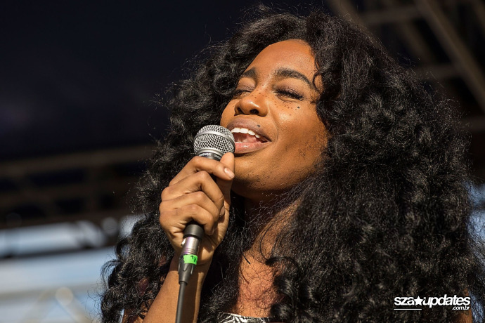 21.03 - Apresentação de SZA durante o Maverick Music Festival, realizado no Maverick Plaza.