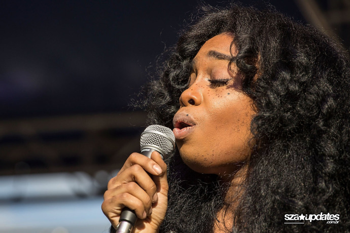 21.03 - Apresentação de SZA durante o Maverick Music Festival, realizado no Maverick Plaza.