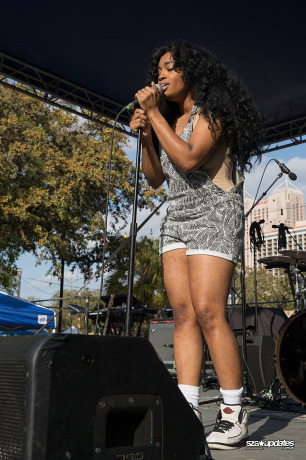 21.03 - Apresentação de SZA durante o Maverick Music Festival, realizado no Maverick Plaza.
