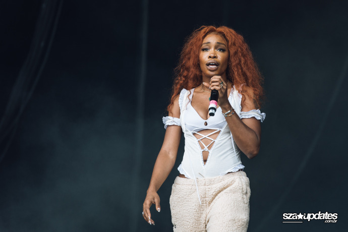 13.07 - Apresentação no primeiro dia do Lovebox Festival, no Gunnersbury Park, em Londres.