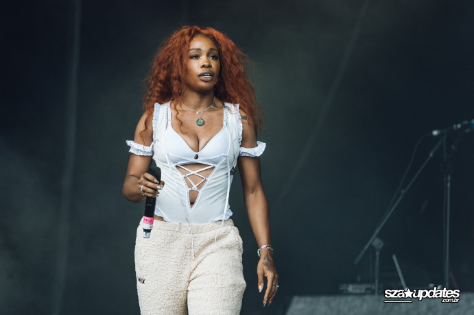 13.07 - Apresentação no primeiro dia do Lovebox Festival, no Gunnersbury Park, em Londres.