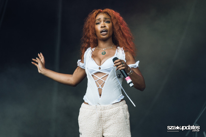 13.07 - Apresentação no primeiro dia do Lovebox Festival, no Gunnersbury Park, em Londres.