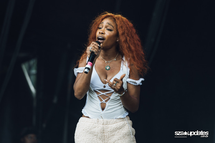 13.07 - Apresentação no primeiro dia do Lovebox Festival, no Gunnersbury Park, em Londres.