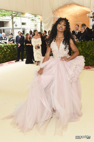 07.05 - Met Gala 2018, com o tema “Heavenly Bodies: Fashion and the Catholic Imagination”, realizado em NY.