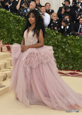 07.05 - Met Gala 2018, com o tema “Heavenly Bodies: Fashion and the Catholic Imagination”, realizado em NY.