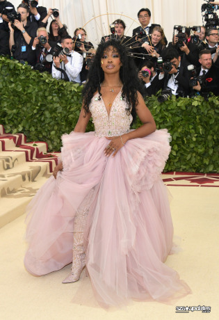 07.05 - Met Gala 2018, com o tema “Heavenly Bodies: Fashion and the Catholic Imagination”, realizado em NY.