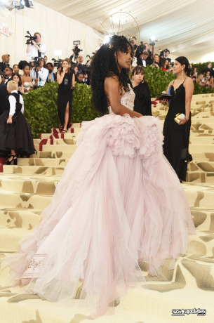 07.05 - Met Gala 2018, com o tema “Heavenly Bodies: Fashion and the Catholic Imagination”, realizado em NY.