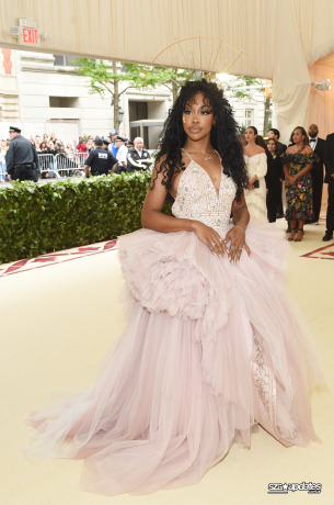07.05 - Met Gala 2018, com o tema “Heavenly Bodies: Fashion and the Catholic Imagination”, realizado em NY.